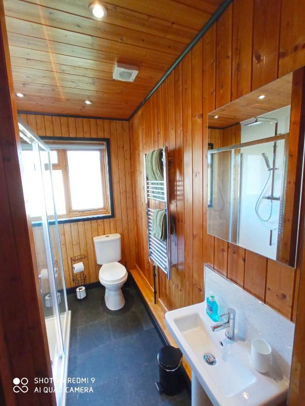Apartment with Shower image 3