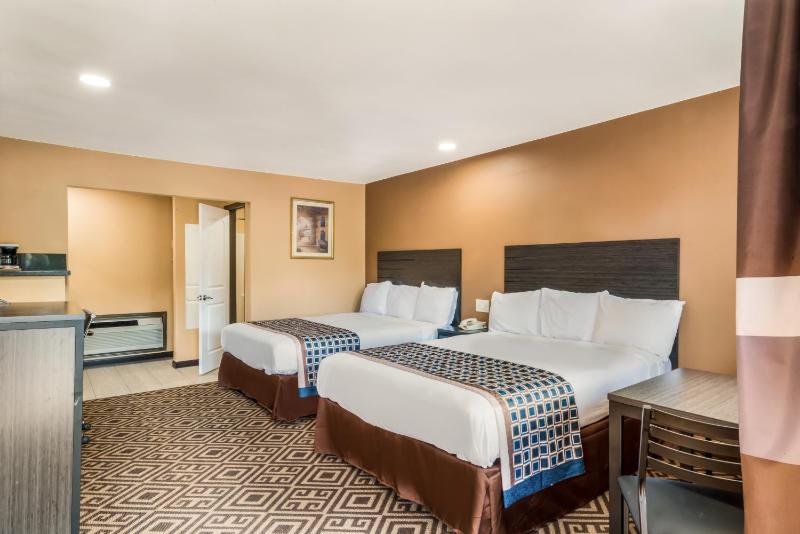 Standard Double Queen Room image 1