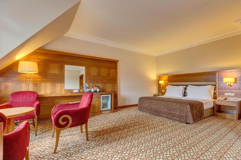 Deluxe Double Room with Lake Side image 3