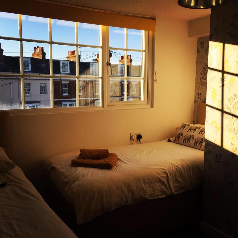 Economy Twin Room image 4