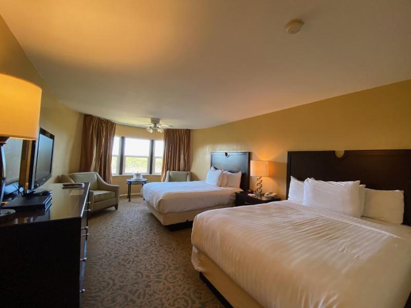 Standard Queen Room with Two Queen Beds image 4