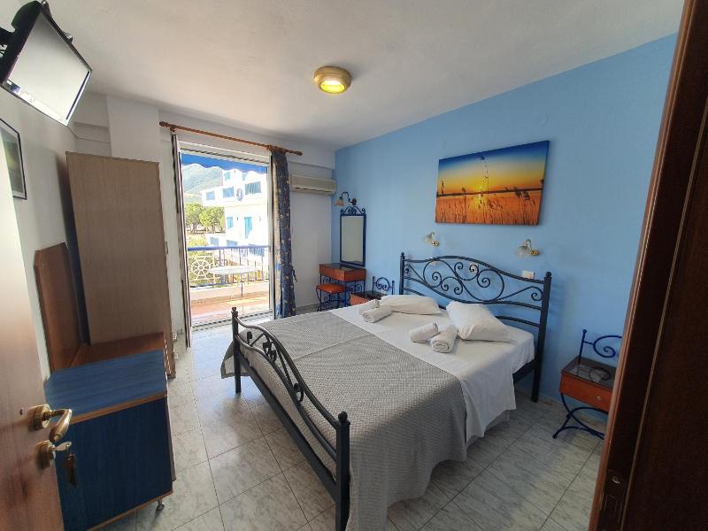Double or Twin Room with Sea View image 4