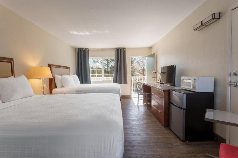 Queen Room with Two Queen Beds - Non-Smoking image 3