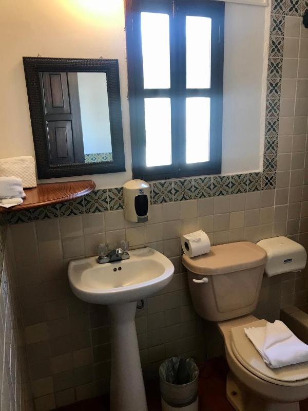 Twin Room with Bathroom image 2