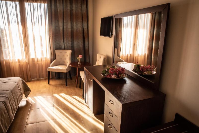 Superior Double or Twin Room with Sea View image 3