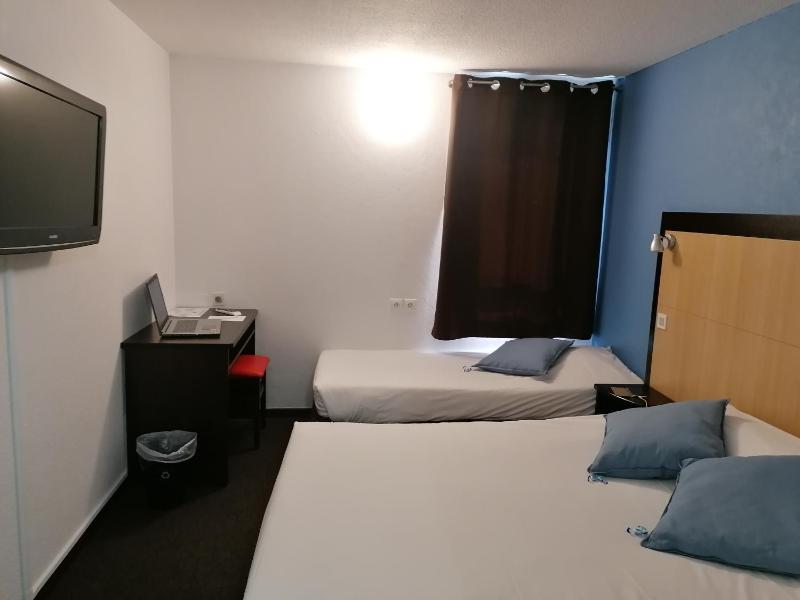Triple Room with 1 Double and 1 Single Bed image 3
