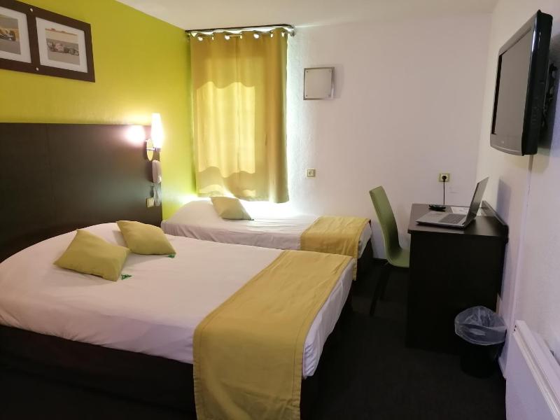 Triple Room with 1 Double and 1 Single Bed image 2