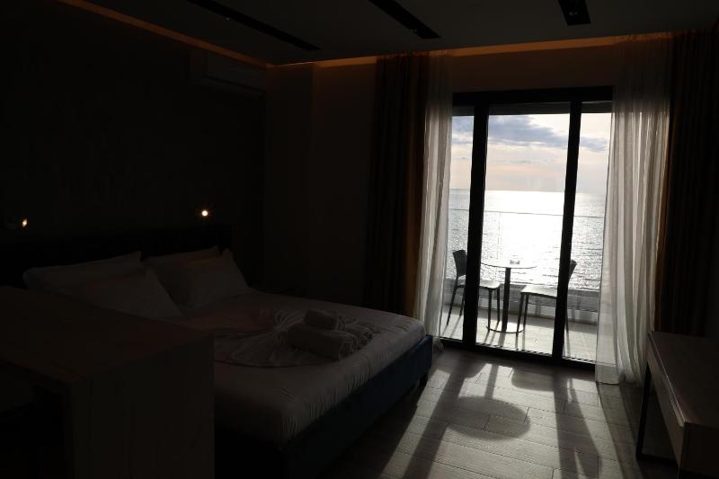 Deluxe Suite with Sea View image 2