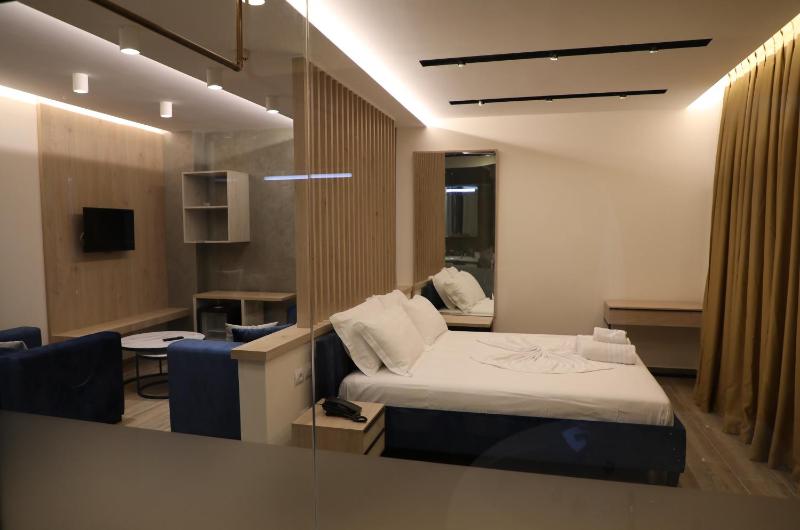 Deluxe Suite with Spa Bath image 2