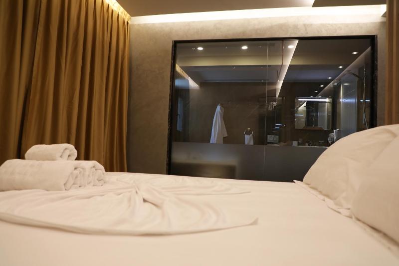 Deluxe Suite with Spa Bath image 3