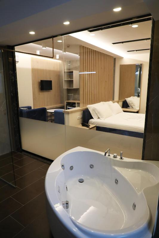 Deluxe Suite with Spa Bath image 1