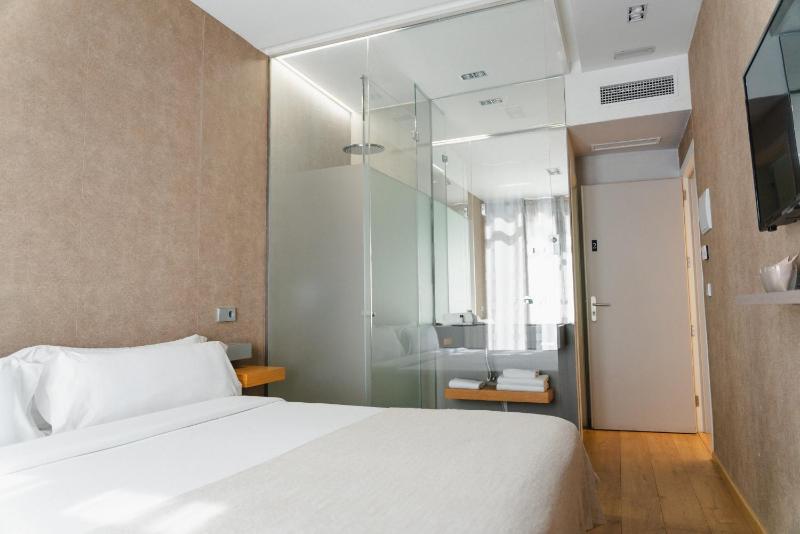Deluxe Double or Twin Room image 2