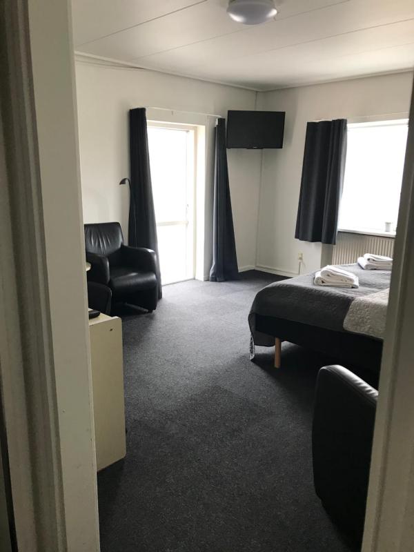 Twin Room with Extra Bed image 4