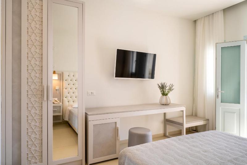 Standard Double Room image 4