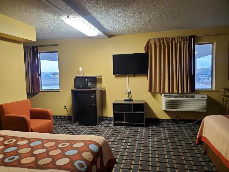 Deluxe Queen Room with Two Queen Beds - Non-Smoking image 4