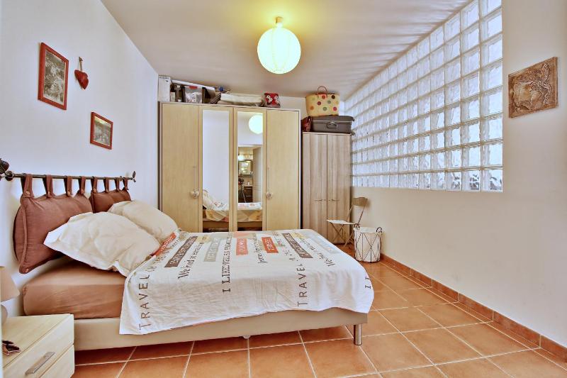 One-Bedroom Apartment image 2