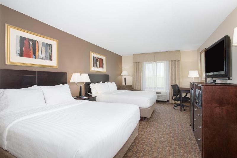 Standard Queen Room with Two Queen Beds image 3