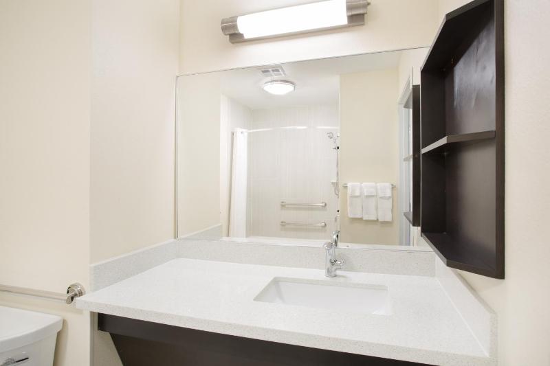 Studio Queen Suite with Tub - Communication Accessible  image 2