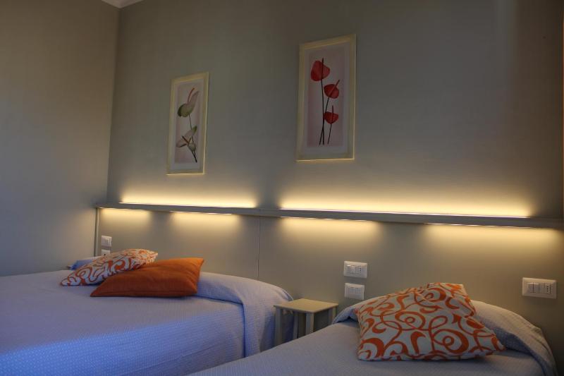 Twin Room image 2