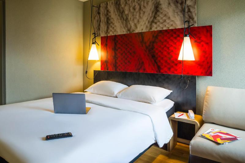 Superior Room with 1 Double Bed and 1 Single Bed image 1