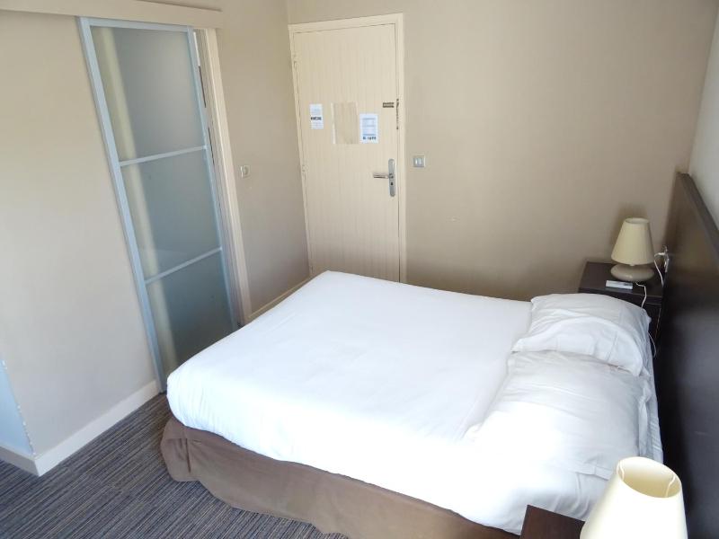Double or Twin Room with Garden Access image 4