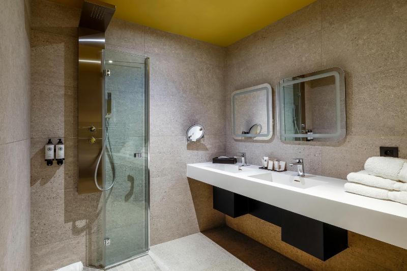 Deluxe King Room image 4