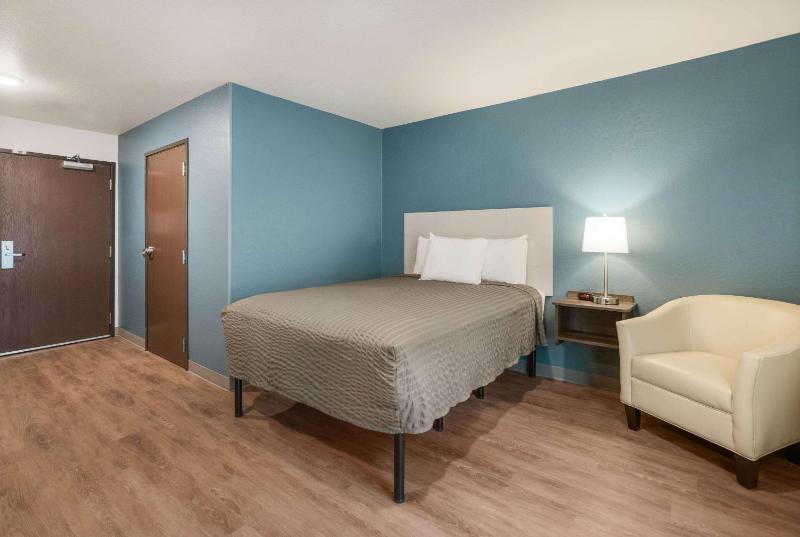 Queen Room with Roll-In Shower - Accessible/Non-Smoking image 1