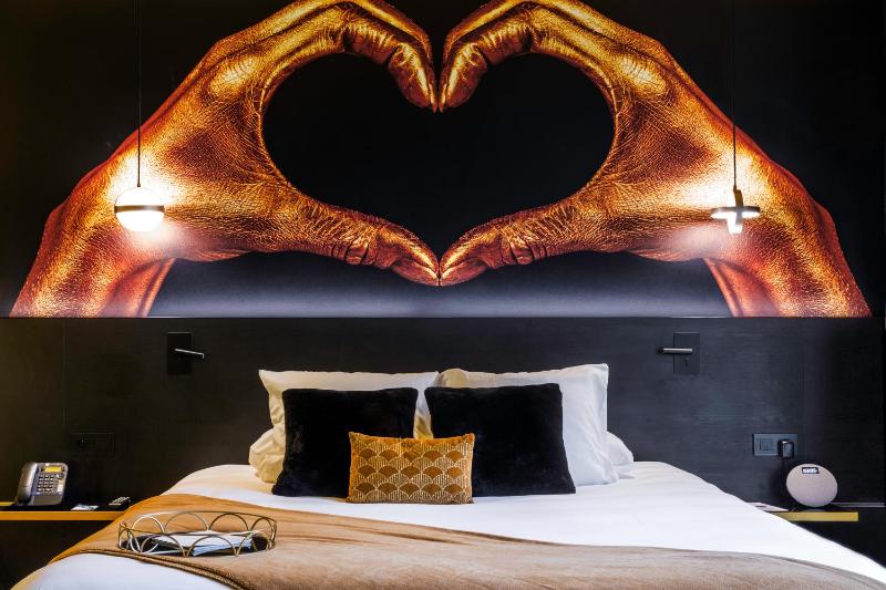 Deluxe King Room image 3