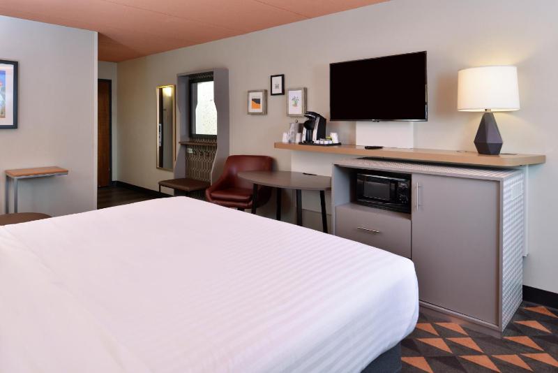 Standard King Room image 2