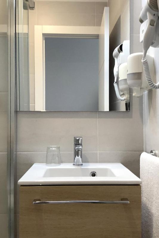 Single Room image 4
