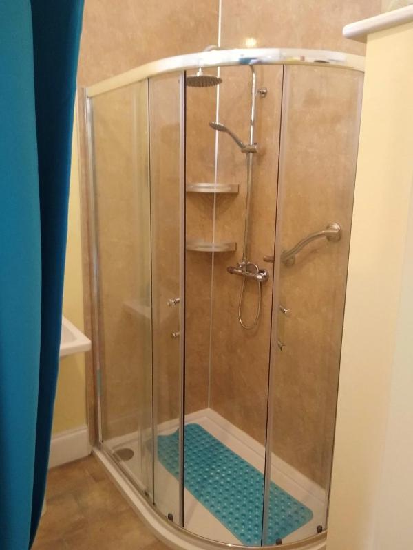 Twin Room with Bathroom image 3