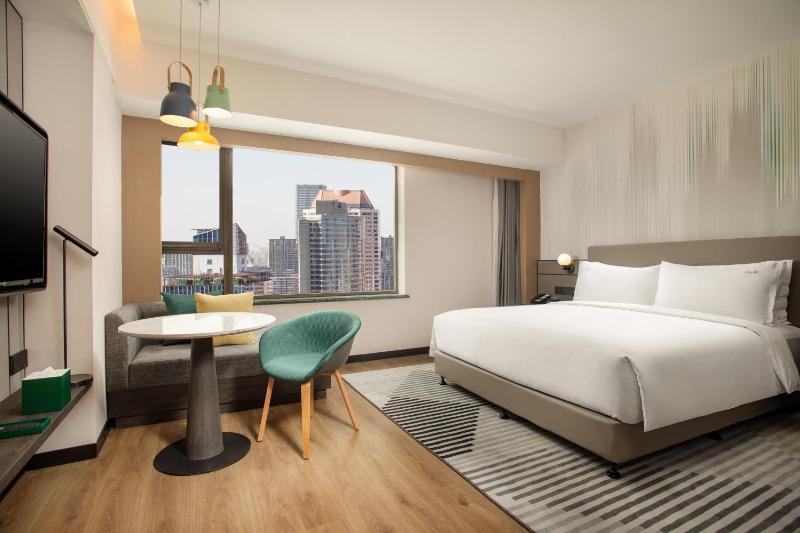 Standard King Room with City View image 1