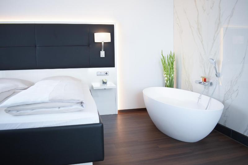 Deluxe Double Room image 3
