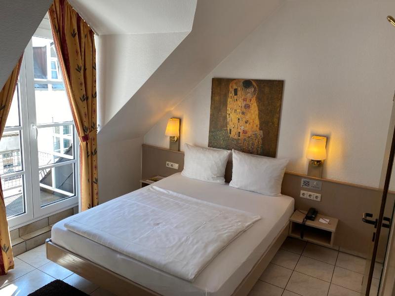 Economy Double Room image 3