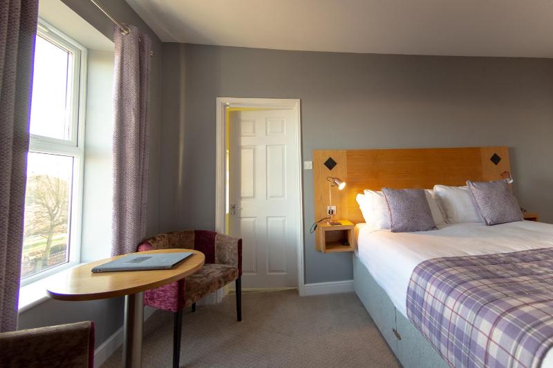 Standard King Room image 3