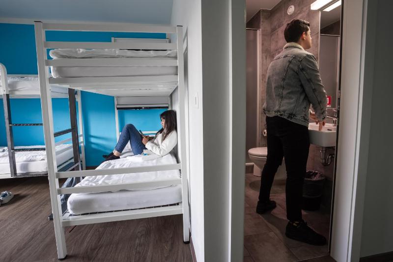 Economy Quadruple Room with Bathroom image 3