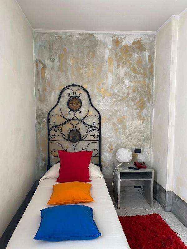 Single Room image 1
