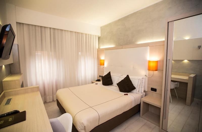 Standard Double or Twin Room image 4