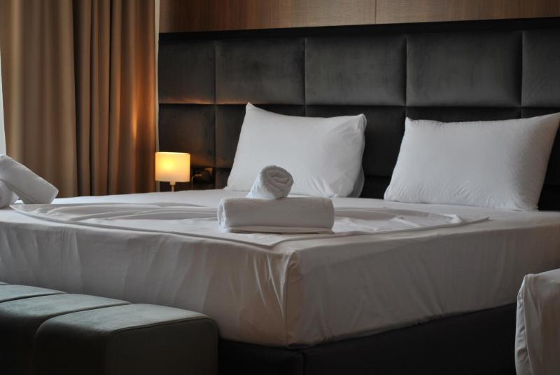 Deluxe Double Room with Balcony image 4