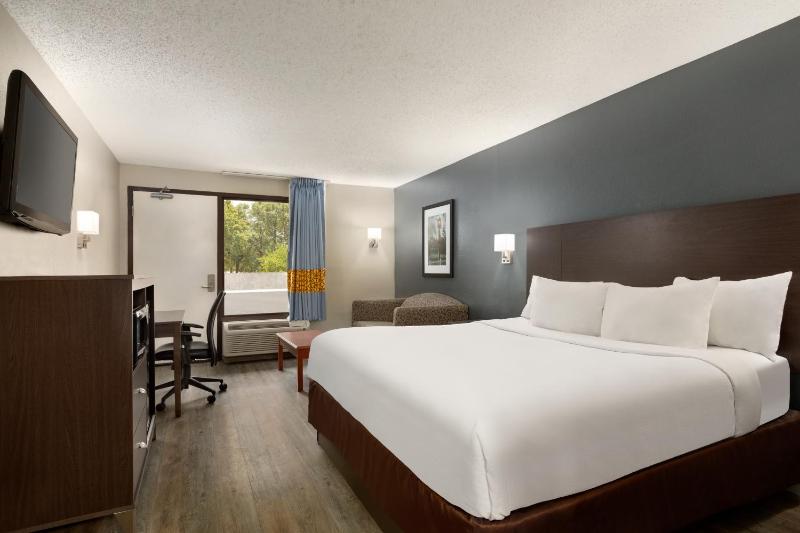 Deluxe King Room - Non-Smoking image 1
