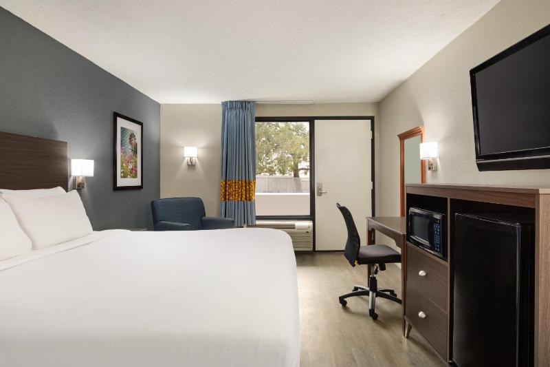 King Room - Non-Smoking image 2
