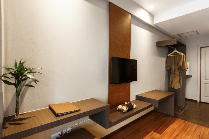 Deluxe Double or Twin Room with Pool Access - No Airport Transfer image 3
