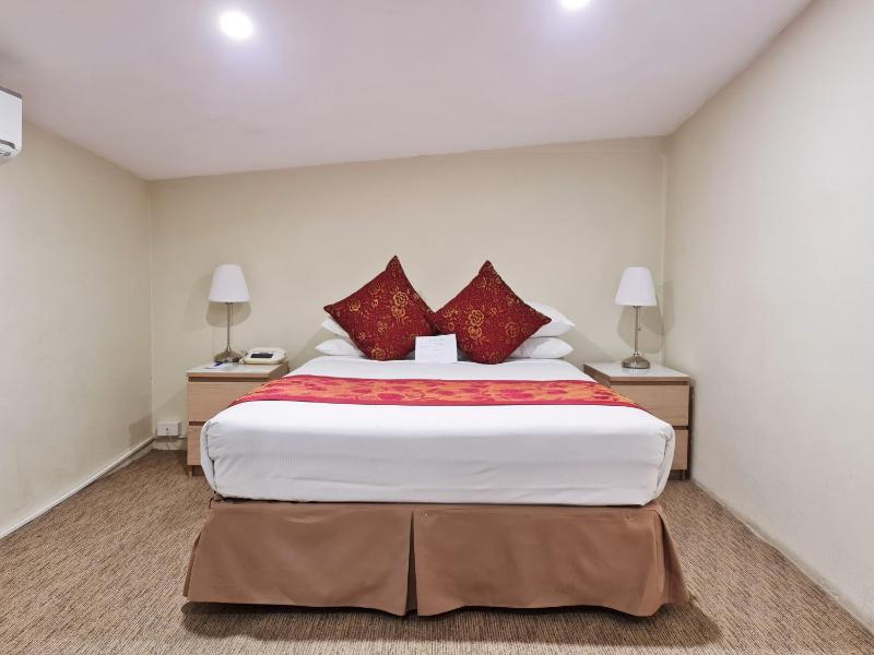 Small Budget Queen Room image 2