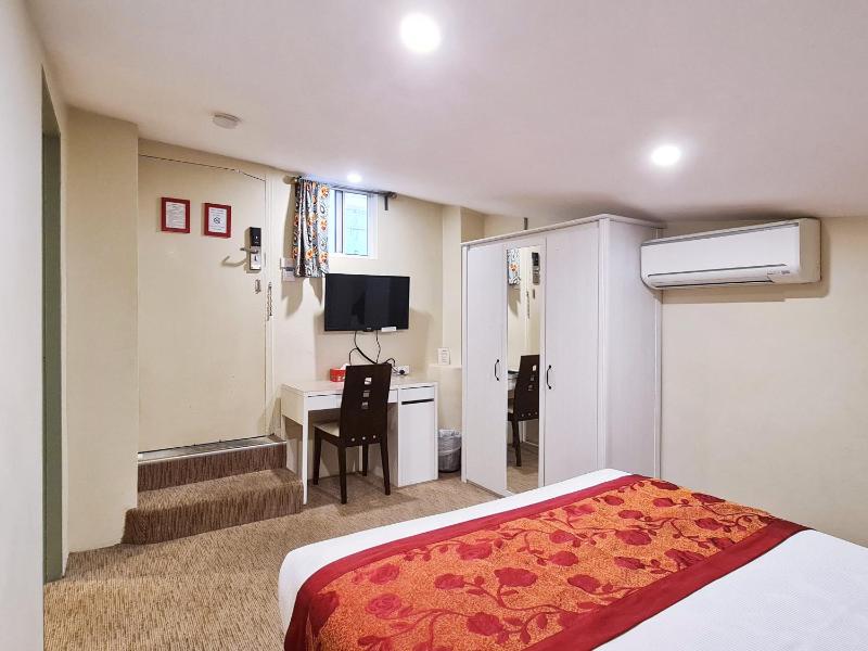 Small Budget Queen Room image 3