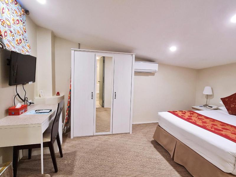 Small Budget Queen Room image 4