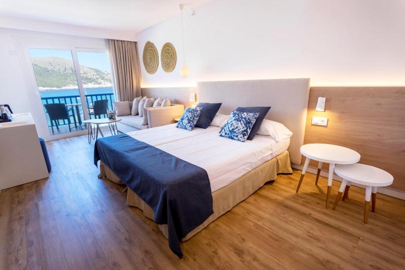 Junior Suite with Sea View (2 Adults) image 3