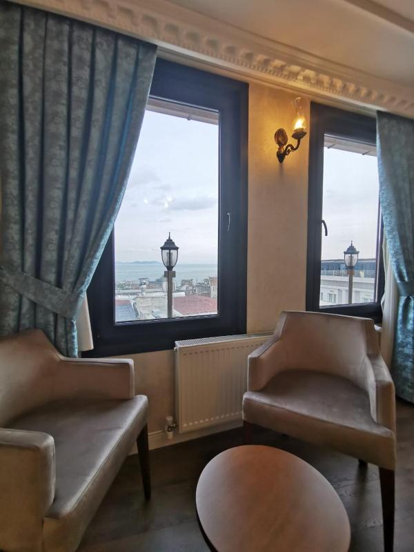 Deluxe Suite with Sea View image 3