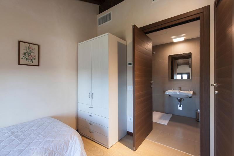 Twin Room - Disability Access image 2