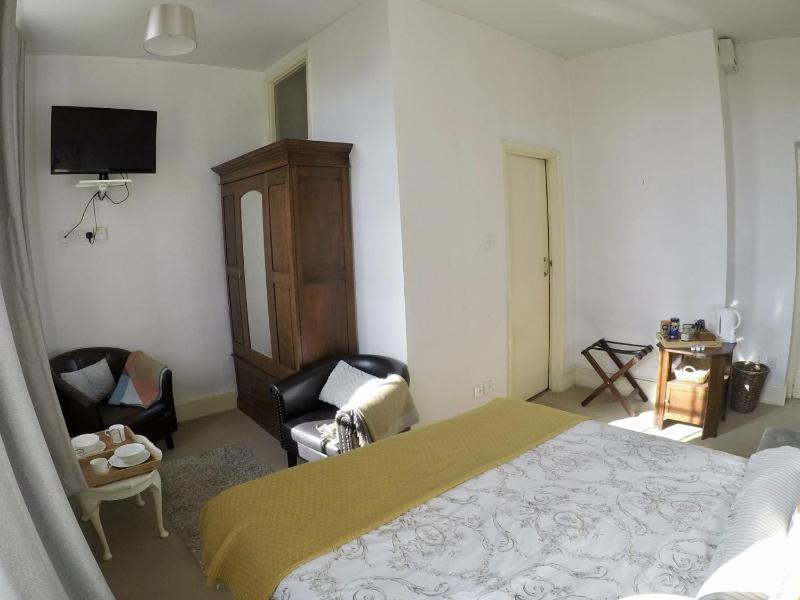 Double Room image 3