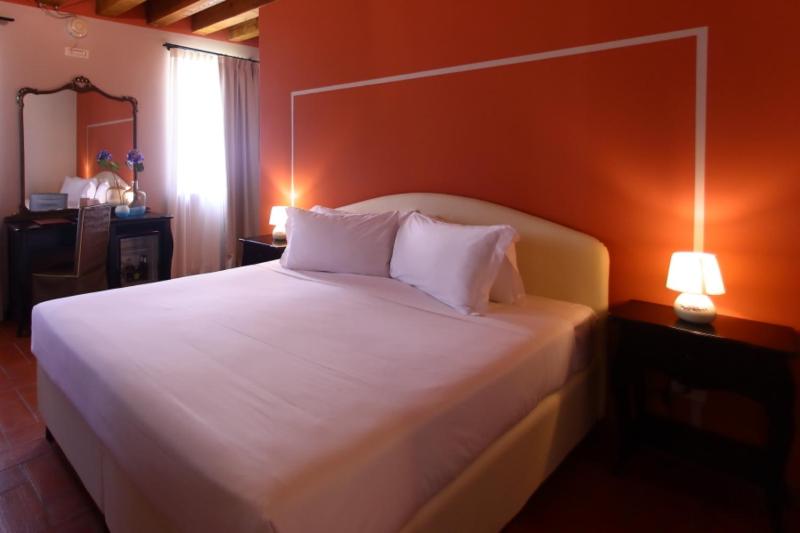 Deluxe Double Room image 2